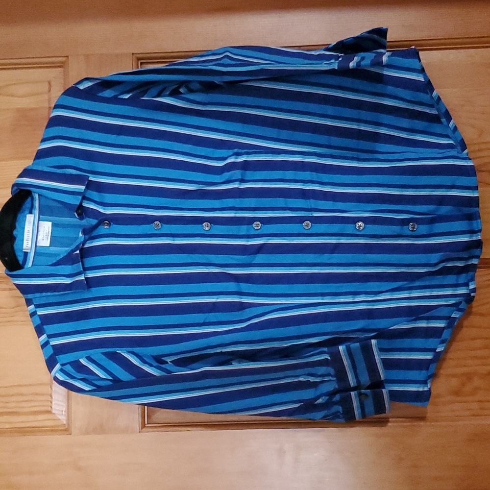 Woman's Van Heusen Studio Button Up Blouse Size Large